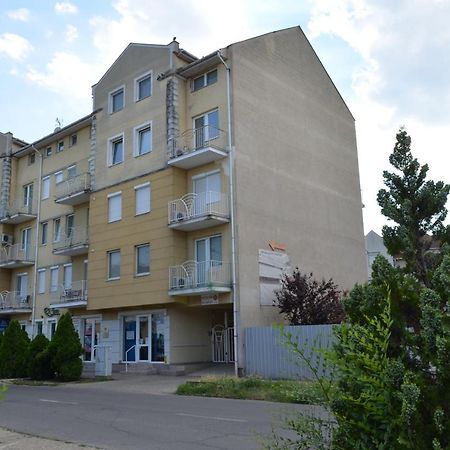 Gabi Apartman Hajduszoboszlo Bagian luar foto